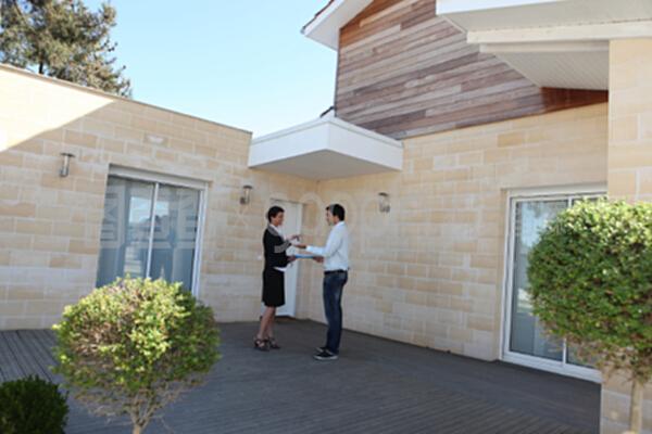 女性房地產(chǎn)經(jīng)紀(jì)人的崛起與年輕一代的置業(yè)新趨勢(shì)