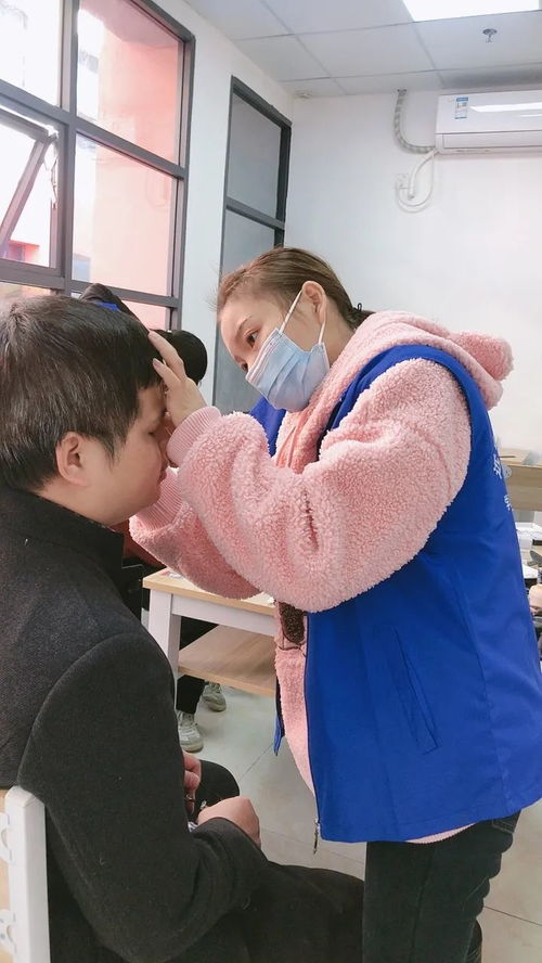 攜手定格溫暖 愛心妝點笑容——區殘協聯合我?；瘖y班為殘障家庭拍攝公益全家福